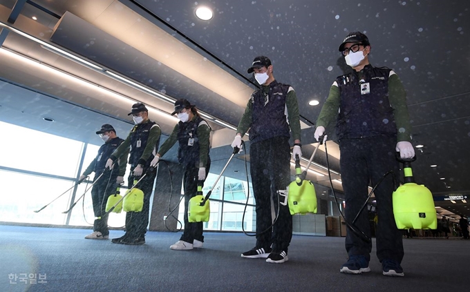 인천공항공사 시설환경팀 관계자들이 21일 인천국제공항 입국장에서 ‘우한 폐렴’으로 불리는 신종 코로나바이러스 유입을 막기 위한 방역 작업을 하고 있다. 질병관리본부는 국내에서 확진 환자가 나옴에 따라 감염병 위기경보 수준을 ‘관심’에서 ‘주의’ 단계로 상향 조정하고 중앙방역대책본부와 지방자치단체 대책반을 가동해 지역사회 감시와 대응 강화에 나섰다. 영종도=이한호 기자