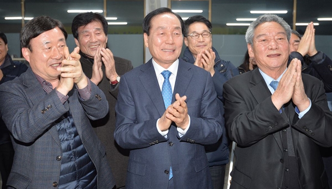 김주수 의성군수(가운데)가 지난 22일 ‘통합신공항 의성군유치위원회’ 사무실에서 경북 군위군 소보면·의성군 비안면 공동 후보지가 대구 군공항 이전지로 사실상 확정되자 주민들과 함께 박수를 치고 있다. 뉴시스