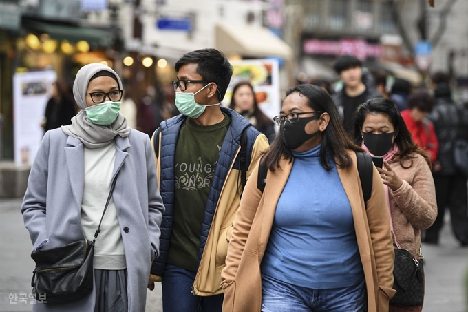 신종 코로나바이러스 감염증 공포가 커지고 있는 28일 서울 종로구 인사동 거리에서 외국인 관광객들이 마스크를 착용한 채 걷고 있다. 이한호 기자