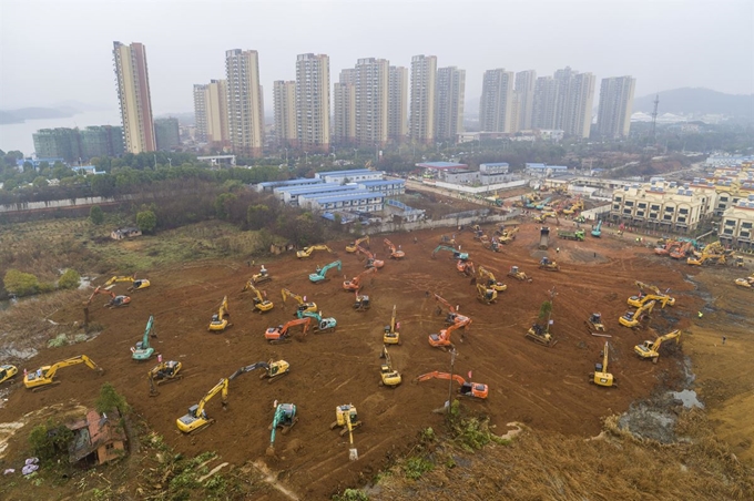 지난 24일(현지시간) 항공 촬영한 것으로 후베이성 우한에서 대규모 중장비가 동원되어 첫번째 응급병원 건설 작업을 하고 있다. 우한=신화 뉴시스