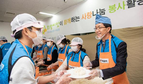 한국수출입은행의 ‘희망씨앗 나눔 봉사단’은 설 명절을 앞둔 지난 21일 서울역 인근 무료급식소 ‘따스한 나눔터’에서 배식 봉사활동을 펼쳤다. (사진 맨 오른쪽은 방문규 수출입은행장)