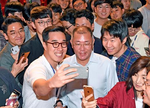 임직원들과 소통하기 위해 타운홀 미팅에 참석한 정의선 현대차그룹 수석부회장이 직원들과 셀카를 찍고 있다.