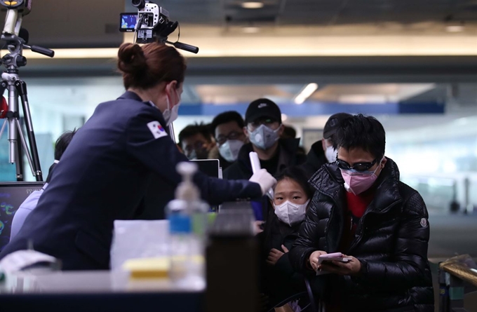 신종 코로나바이러스 감염증인 '우한 폐렴'이 확산 우려되는 가운데 29일 오전 인천국제공항 제1터미널에 도착한 중국 지난발 비행기에서 물안경을 쓴 중국 모녀가 들어오고 있다. 연합뉴스