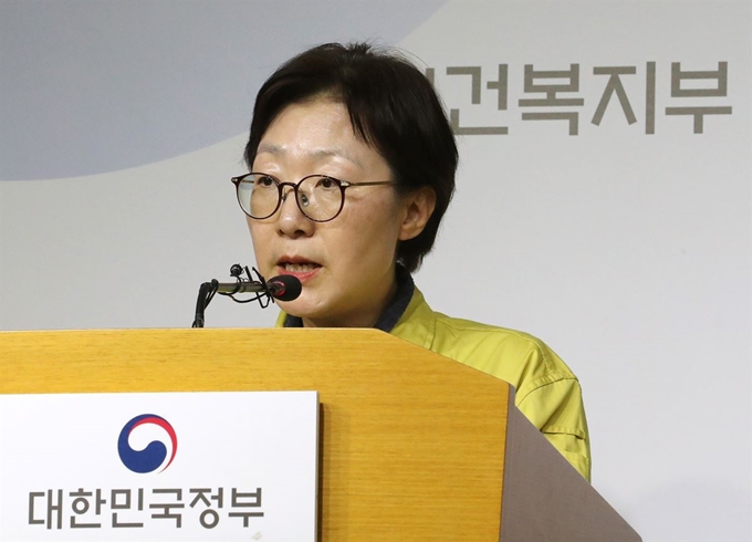 박혜경 질변관리본부 중앙방역대책본부 총괄팀장이 29일 정부세종청사 보건복지부에서 신종 코로나바이러스 감염증 국내 발생 현황 경과 발표를 하고 있다. 연합뉴스