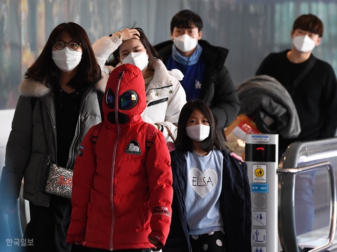 인천공항 고정검역대신종 코로나바이러스 감염증인 '우한 폐렴' 확진자 수가 지난 2003년 사스(SARS·중증급성호흡기증후군) 때를 넘어선 것으로 알려진 가운데 29일 오전 중국 텐진에서 출발한 비행기를 타고 들어오는 탑승객들이 고정검역대로 들어서고 있다. 서재훈 기자