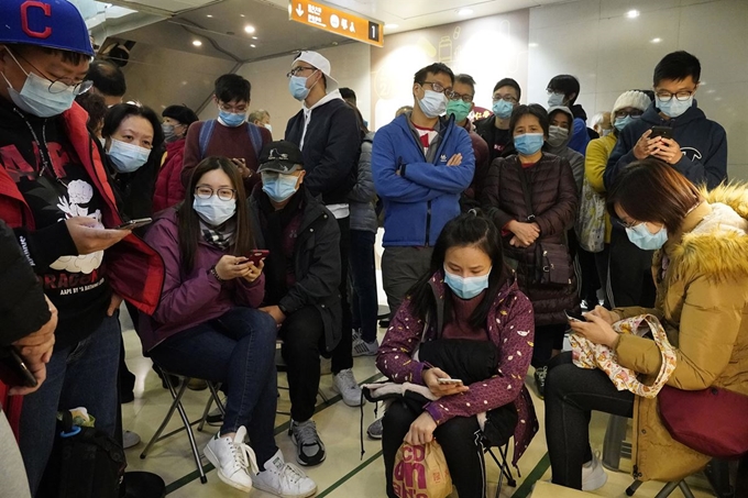 29일(현지시간) 홍콩의 한 상점 앞에 마스크를 구입하려는 시민들이 줄을 서서 대기하고 있다. 홍콩=AP 연합뉴스