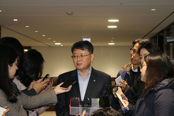 윤면식 한국은행 부총재가 30일 서울 중구 한국은행 본관에서 ‘미국 연방공개시장위원회(FOMC) 결과 관련 상황점검회의‘를 마친 뒤 기자들의 질문에 답하고 있다. 한국은행 제공