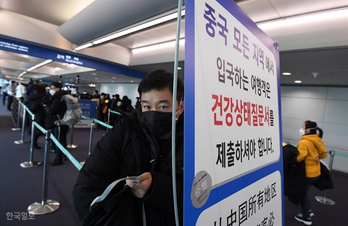 [저작권 한국일보] 29일 오전 인천국제공항 고정 검역대에 중국 텐진에서 출발한 비행기를 타고 들어온 승객들이 들어서고 있다. 서재훈 기자 spring@hankookilbo.com