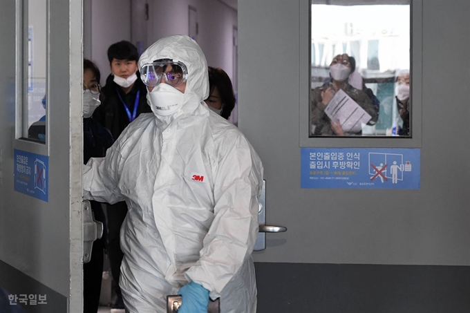 [코3] [저작권 한국일보]인천공항 선별진료소신종 코로나바이러스 감염증인 '우한 폐렴' 확진자 수가 지난 2003년 사스(SARS·중증급성호흡기증후군) 때를 넘어선 것으로 알려진 가운데 29일 오전 인천공항 내에 마련된 선별진료소에 배치된 간호장교와 군의관, 검역 관계자가 업무를 보고 있다. 서재훈 기자 spring@hankookilbo.com /2020-01-29(한국일보)