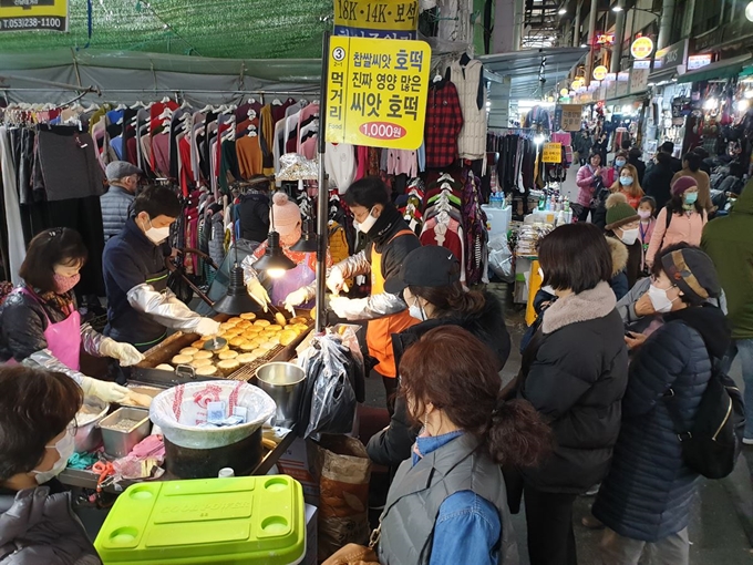 대구 서문시장 한 호떡가게가 손님들로 북적이고 있다. 설 연휴 후 전통시장을 찾는 시민들의 발길이 조금 뜸해졌지만 호떡집에는 국내외 관광객들도 몰리면서 대구의 명소가 되고 있다. 김민규 기자 whitekmg@hankookilbo.com