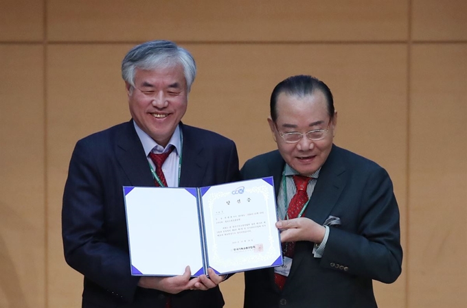 전광훈(왼쪽) 한국기독교총연합회(한기총) 대표회장 목사가 30일 서울 연지동 한국교회100주년기념관에서 열린 한기총 정기총회에서 26대 대표회장에 선출된 뒤 선거관리위원장인 길자연 목사로부터 당선증을 받고 있다. 연합뉴스