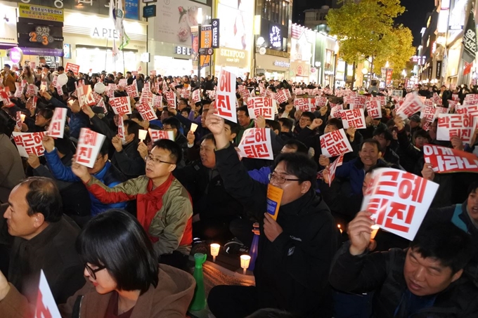 2016년 11월 11일 대구 중구 동성로 야외무대에서 열린 박근혜퇴진 2차 대구시국대회를 시민들이 촛불을 들고 가득 메우고 있다. 한국일보 자료사진