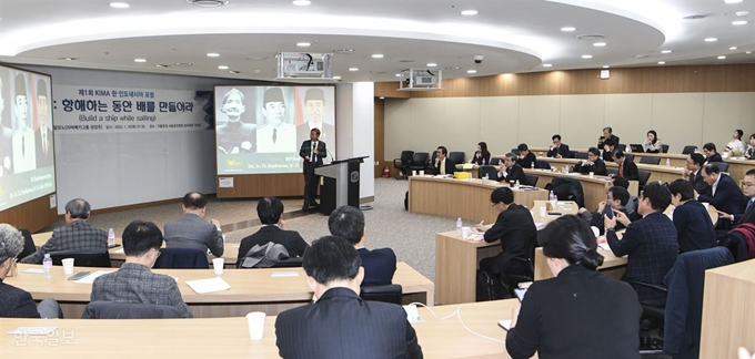 [HL1_6673] [저작권 한국일보] 세트요노 주안디 다르모노 자바베카 그룹 회장이 30일 오전 서울성모병원에서 열린 제1회 KIMA 한ㆍ인도네시아 포럼에서 강연을 하고 있다. 이한호 기자 /2020-01-30(한국일보)