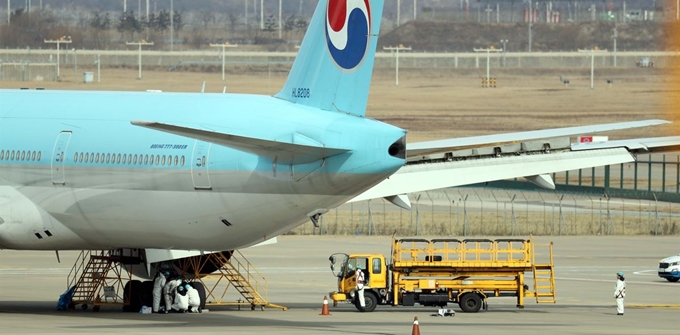 [저작권 한국일보] 29일 오전 인천국제공항 대한항공 정비창에서 정비사들이 항공기를 정비하고 있다.서재훈 기자 spring@hankookilbo.com