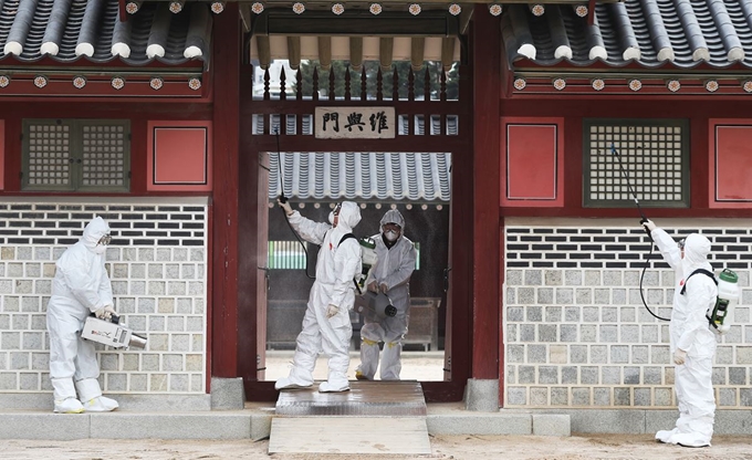 30일 오후 경기도 수원시 화성행궁에서 팔달구 보건소와 장안구 보건소 관계자들이 신종 코로나바이러스 감염증 예방을 위해 방역 작업을 하고 있다. 연합뉴스