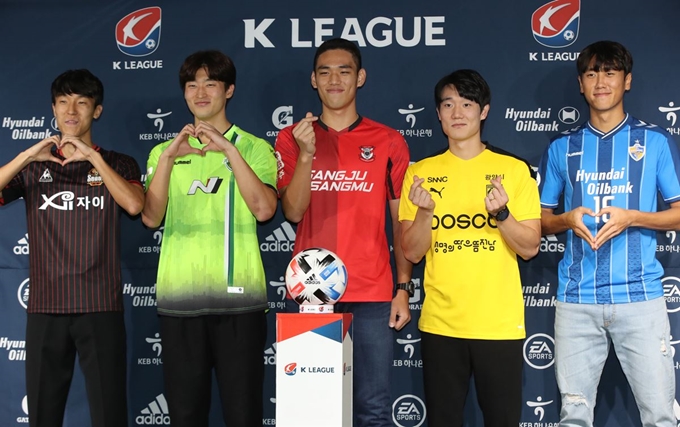 2020 AFC U-23 챔피언십에서 우승을 거둔 K리거들이 30일 서울 종로구 축구회관에서 열린 미디어데이에서 포즈를 취하고 있다. 왼쪽부터 김진야(FC서울), 조규성(전북 현대), 오세훈(상주 상무), 이유현(전남 드래곤즈), 원두재(울산 현대). 연합뉴스