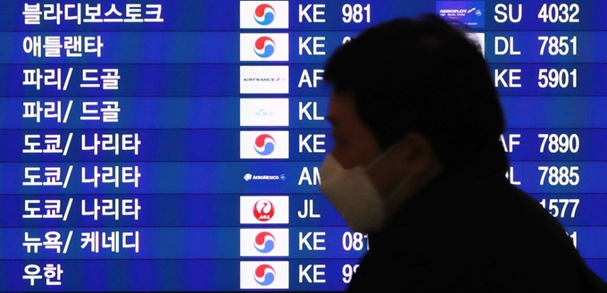 신종 코로나바이러스 감염증(우한 폐렴) 환자가 추가로 2명 확인된 30일, 인천국제공항 2터미널 전광판에 중국 후베이성 우한행 항공편 일정이 떠 있다. 연합뉴스