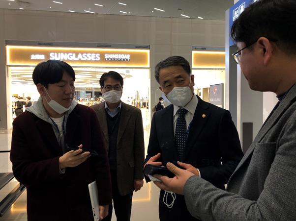 박능후 중앙사고수습본부 본부장(보건복지부 장관)이 30일 인천국제공항 제2여객터미널 면세구역에서 취재진 질문에 답을 하고 있다. 이환직 기자