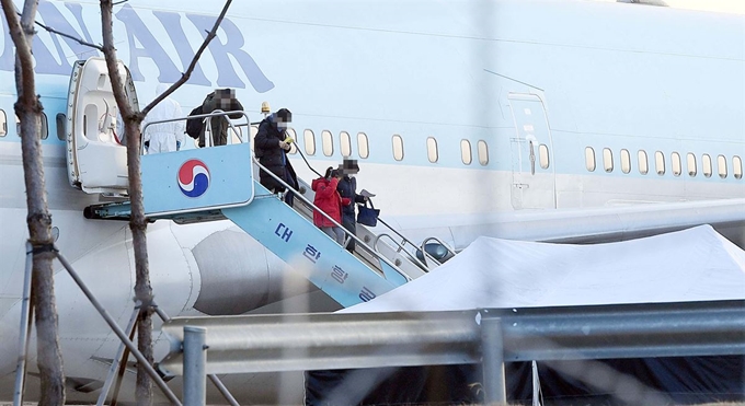 중국 우한에서 온 교민들이 31일 오전 김포공항에 착륙한 전세기에서 내리고 있다. 연합뉴스