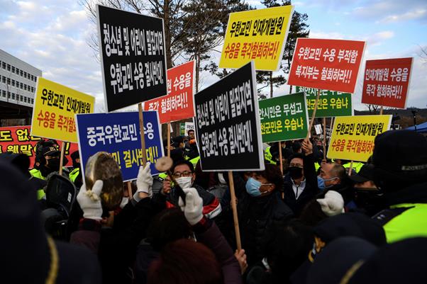 신종 코로나 바이러스 감염증 사태가 발발한 중국 우한에서 출발하는 전세기를 타고 온 국민들이 격리될 것으로 알려진 충북 진천 국가공무원인재개발원 앞에서 지역 주민들이 30일 오후 수용 반대 집회를 하며 경찰병력과 충돌하고 있다. 진천=이한호 기자