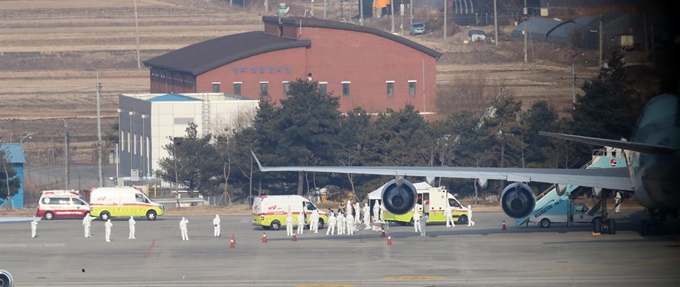 신종 코로나바이러스 감염증이 발생한 중국 후베이성 우한 교민들이 탑승한 대한항공 전세기가 31일 오전 서울 강서구 김포국제공항에 도착, 검역관들과 119 구급차들이 대기하고 있다. 김포=연합뉴스