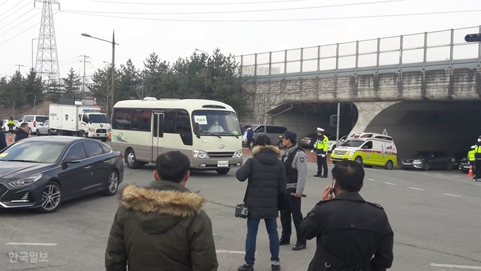 [저작권 한국일보]31일 낮 중국 우한 교민들을 태운 버스가 충남 아산시 초사동 경찰인재개발원으로 진입하고 있다. 최두선 기자