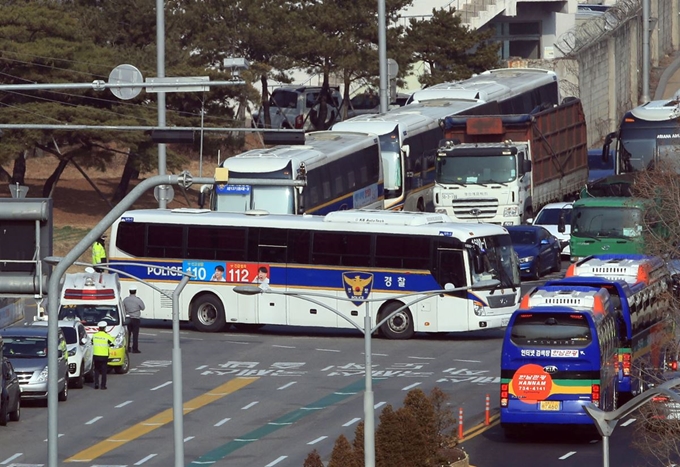 중국 우한 교민들이 탑승한 차량이 31일 오전 서울 강서구 김포국제공항에서 임시 격리 시설로 이동하고 있다. 연합뉴스