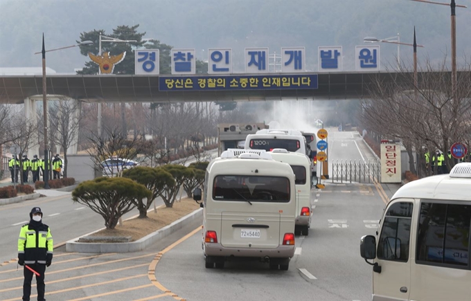 신종 코로나바이러스 감염증 발생지인 중국 후베이성 우한에서 귀국한 교민들을 태운 미니버스가 31일 임시생활시설로 지정된 충남 아산 경찰인재개발원에 도착하고 있다. 아산=연합뉴스