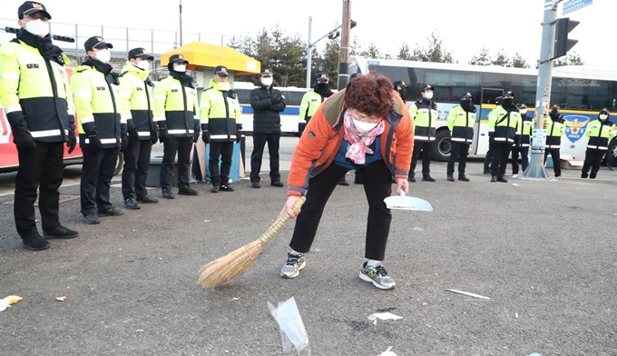 31일 오전 충남 아산 경찰인재개발원 앞에서 우한 교민 격리 수용을 반대하던 아산 주민들이 농성천막 주변을 철수하며 정리하고 있다. 아산 =뉴스1