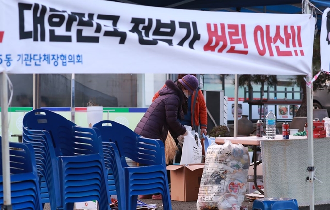 중국 우한에서 교민들이 전세기편을 이용해 귀국한 31일 오전 격리시설인 충남 아산시 경찰인재개발원 인근에서 주민들이 농성을 이어가던 천막 주변을 정리하고 있다. 아산=뉴시스