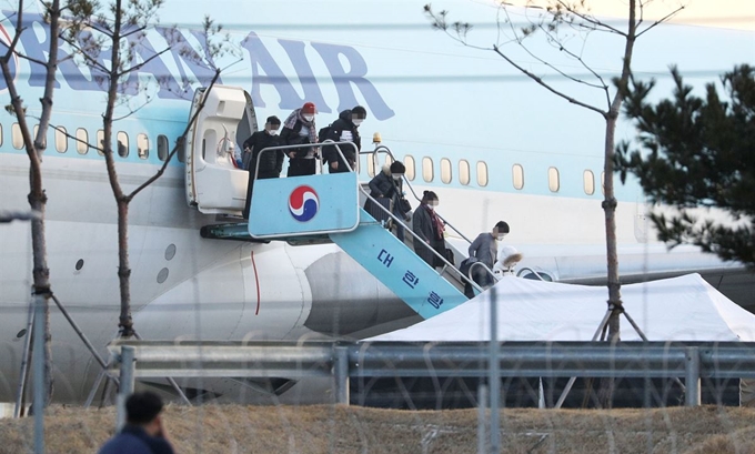 신종 코로나바이러스 감염증 발원지인 중국 후베이성 우한과 인근 지역에서 철수한 교민들이 31일 오전 김포국제공항에 도착, 대한항공 전세기에서 내리고 있다. 연합뉴스