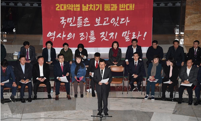 황교안 대표가 지난해 12월 16일 국회 로텐더홀에서 열린 최고위원회의에서 발언을 하고 있다. 오대근 기자