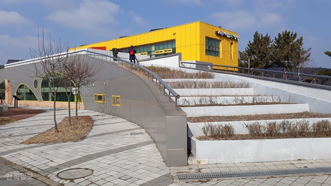 [저작권 한국일보]설 연휴 기간 신종 코로나바이러스 감염증(우한 폐렴) 2차 감염 확진자인 아버지와 밀접 접촉한 딸이 근무하고 있는 충남 태안군 원북면 소재 어린이집. 31일 유치원이 퍠쇄돼 아무도 보이지 않고 취재진만 주변을 서성거리고 있다. 허택회 기자