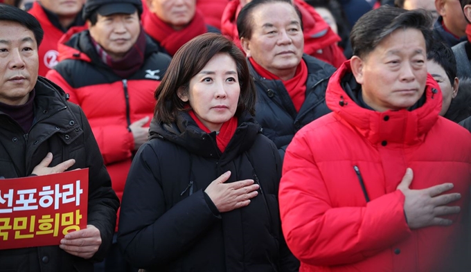 나경원(가운데) 자유한국당 의원이 3일 서울 종로구 세종문화회관 앞에서 열린 '희망 대한민국 만들기 국민대회'에서 국민의례를 하고 있다. 연합뉴스