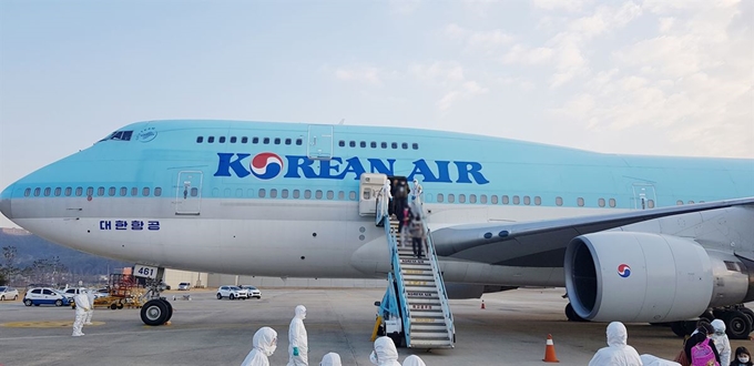 31일 오전 중국 후베이성 우한에서 정부 전세기를 타고 김포공항에 도착한 교민들이 비행기에서 내리고 있다. 연합뉴스(비즈니스워치 제공)