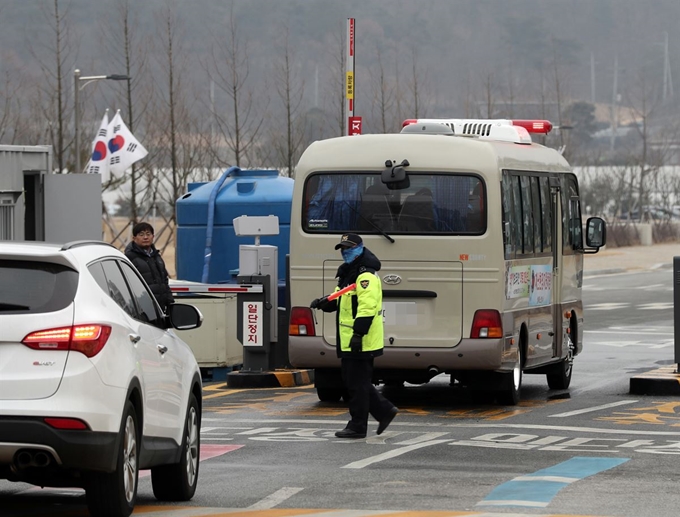 1일 오전 충북 진천군 국가공무원 인재개발원에 우한 교민을 태운 버스가 들어서고 있다. 이 버스에 탄 교민 11명은 전날 신종 코로나 의심증세를 보여 병원으로 이송됐던 18명 중 정밀 검사에서 음성 판정을 받은 이들이다. 연합뉴스