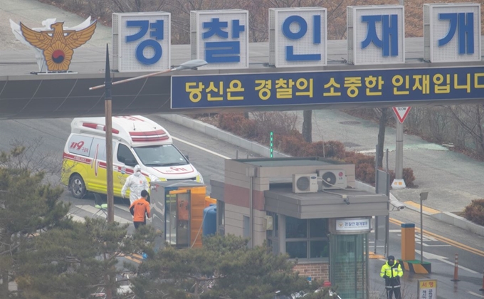 1일 오전 119 구급대원들이 중국 우한 교민들 임시수용시설인 충남 아산시 경찰인재개발원을 나오면서 온몸을 소독하고 있다. 아산=연합뉴스