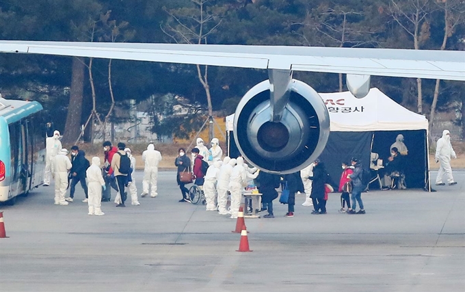 [NISI20200131_0016035798] [서울=뉴시스] 전신 기자 = 신종 코로나바이러스 감염증(우한 폐렴)이 발생한 중국 후베이성 우한 교민들이 31일 오전 서울 강서구 김포국제공항에 도착하여 추가 검역을 받고 있다. 2020.01.31. photo1006@newsis.com