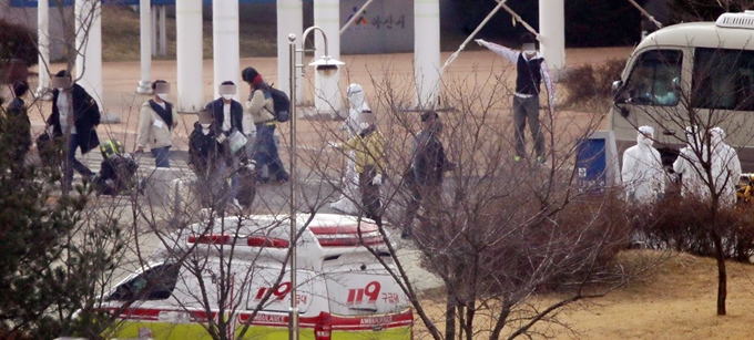 신종 코로나바이러스 감염증 발원지인 중국 후베이성 우한과 인근 지역에서 철수한 교민들이 31일 임시생활시설로 지정된 충남 아산 경찰인재개발원에 도착해 생활관으로 향하고 있다.