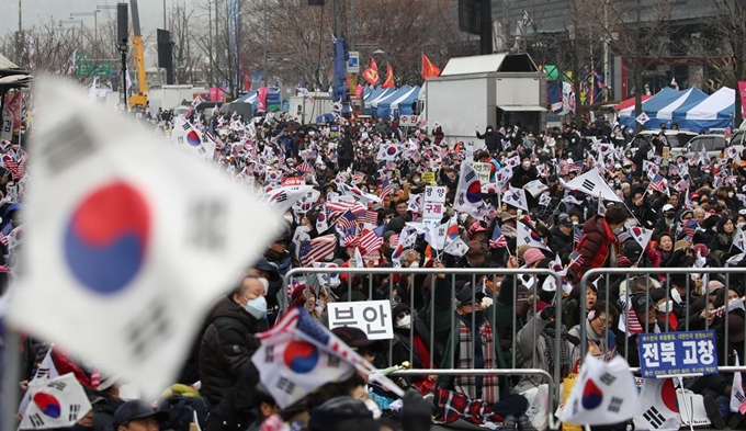 문재인하야범국민투쟁본부 회원들이 1일 오후 서울 광화문 광장에서 대한민국 바로세우기 국민대회를 열고 태극기와 성조기를 흔들며 구호를 외치고 있다. 뉴시스