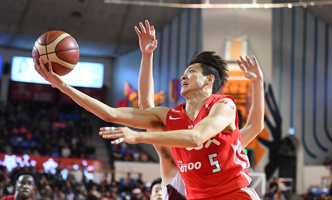 SK 김선형이 1일 잠실학생체육관에서 열린 DB전에서 레이업 슛을 하고 있다. KBL 제공