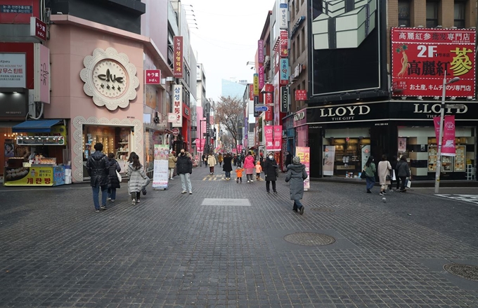 신종 코로나바이러스 감염증이 확산되면서 2일 서울 명동 일대가 주말에도 불구하고 한산한 모습이다. 연합뉴스