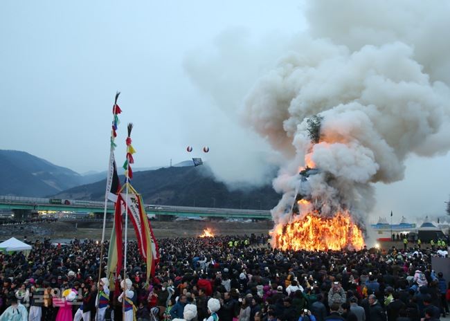 경북 청도군이 지난 2016년 2월 22일 정월대보름을 맞아 청도천 둔치에서 민속한마당 행사를 열고 전국 최대 규모의 달집을 태우고 있다. 한국일보 자료사진