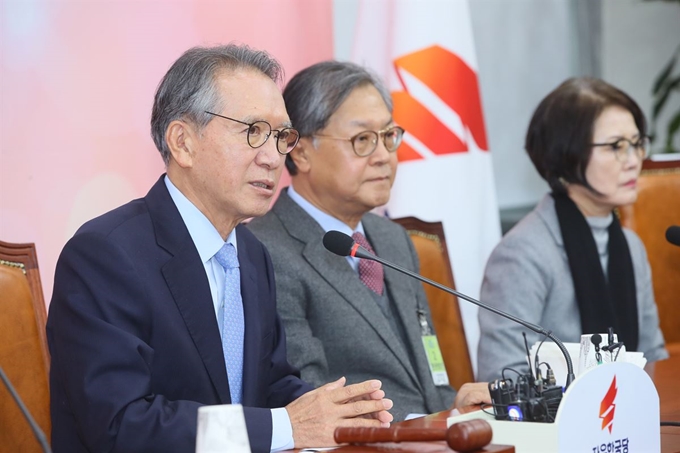 자유한국당 김형오 공천관리위원장이 지난달 27일 국회에서 열린 회의에서 발언하고 있다. 김 위원장은 이날 “설 연휴를 맞아 박근혜 전 대통령의 석방 소식을 기다리고 있었다”고 했다. 연합뉴스