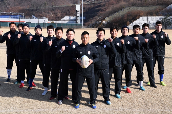 한국 남자 럭비 대표팀이 지난달 17일 진천선수촌 내 럭비연습장에서 주장 박완용(가운데)을 중심으로 V를 그리며 파이팅을 외치고 있다. 진천=고영권 기자