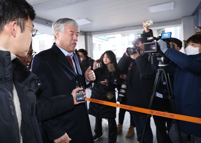 한국기독교총연합회 대표회장 전광훈 목사가 3일 오전 기부금품법 위반 혐의 등에 대한 조사를 받기 위해 서울 종로경찰서에 출석하고 있다. 연합뉴스