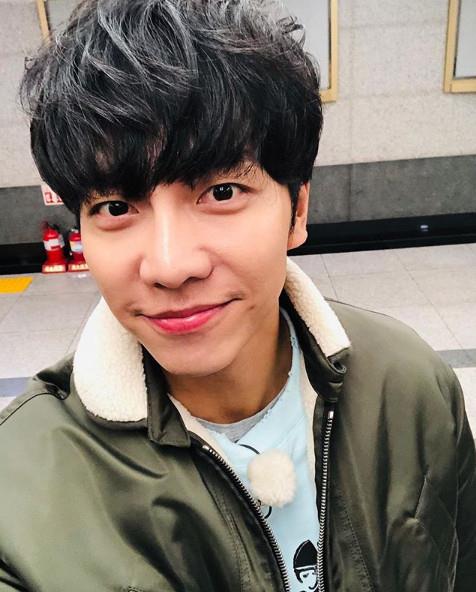 이승기가 다정한 미소와 함께 팬들의 건강을 챙겼다. 이승기 SNS 제공