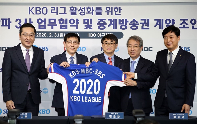 3일 오후 서울 강남구 한국야구위원회(KBO) 야구회관에서 열린 'KBO 리그 활성화를 위한 KBO-지상파 3사 업무협약 및 중계방송권 계약 조인식'에서 정운찬(오른쪽 두 번째) KBO 총재를 비롯한 KBO와 방송사 관계자들이 서명 후 기념촬영하고 있다. 연합뉴스