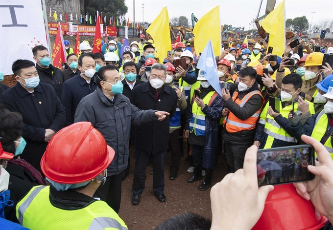 지난달 27일 임시병동 건설현장을 찾은 리커창 총리가 공사 관계자들을 독려하고 있다. AP 연합뉴스