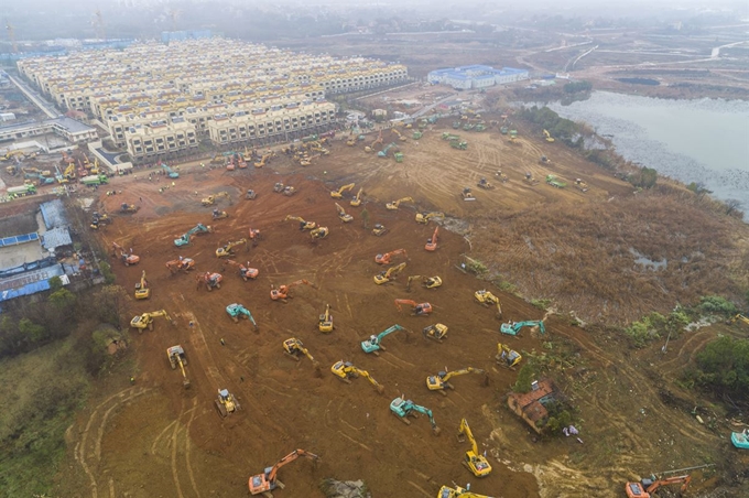 지난달 24일 훠선산 임시 야전병원의 공사가 시작되고 있다. AP 연합뉴스